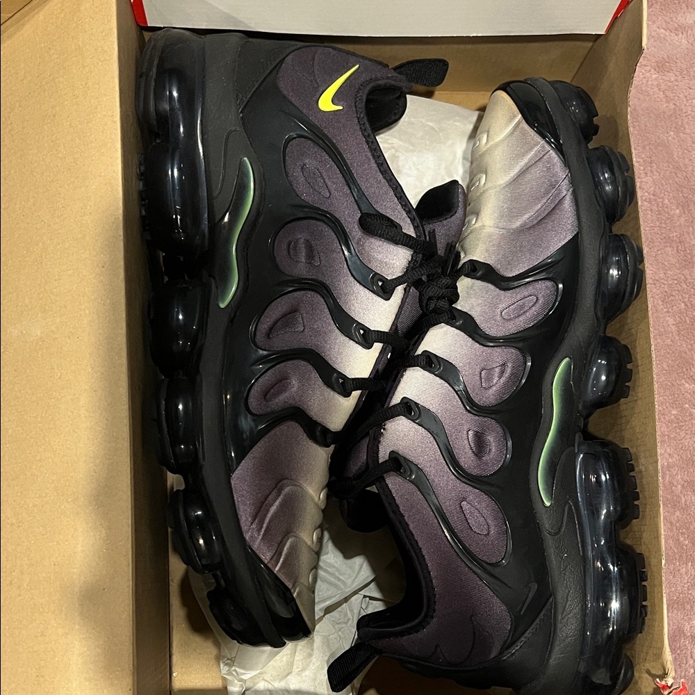 Nike Vapormax Plus Black and Silver Sneakers with Yellow Swoosh